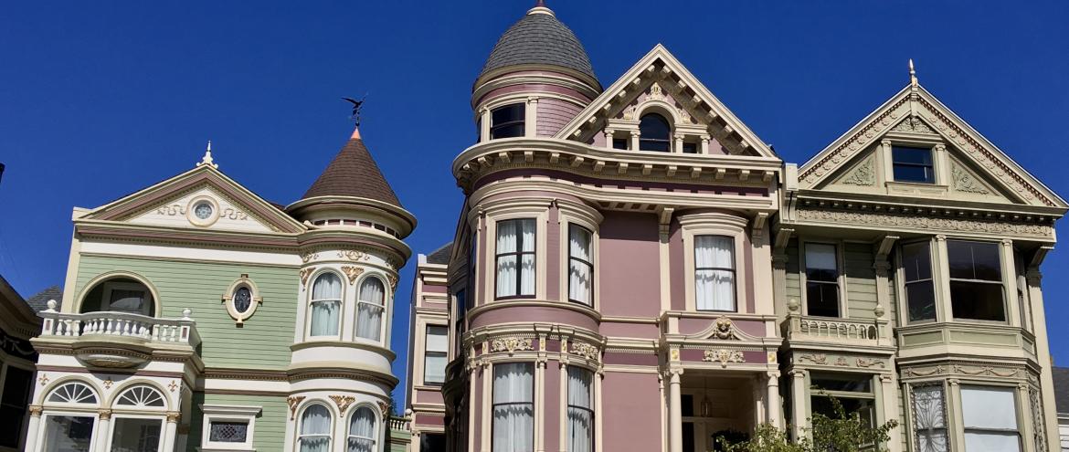 maison victorienne bleue sur ciel bleue
