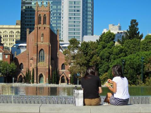[Photo : déjeuner au soleil sur une place de San Francisco]