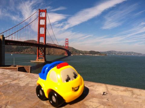  Voiture jouet devant le Golden Gate Bridge